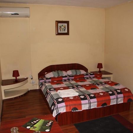 Hotel Casa Verde Prosper ブカレスト エクステリア 写真